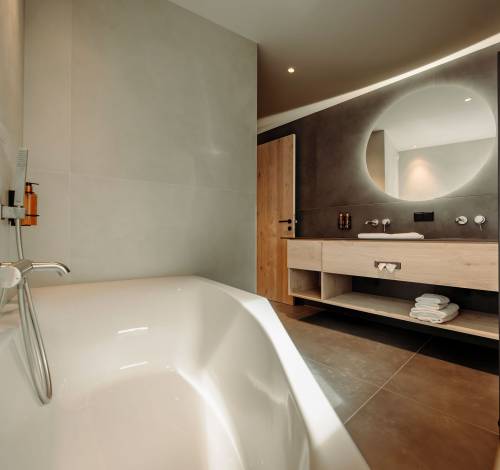 Luxus Suite im Alpina mit zwei Badezimmern undBadewanne.