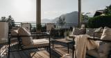Auf der Terrasse die Sonne genießen im Alpina Alpendorf