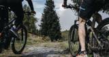 Zwei Radfahrer nutzen die abenteuerlichen Radwege rund um das Alpina Alpendorf.