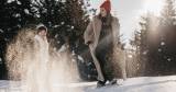 Eine Familie genießt den Winter im Schnee im Salzburger Land.