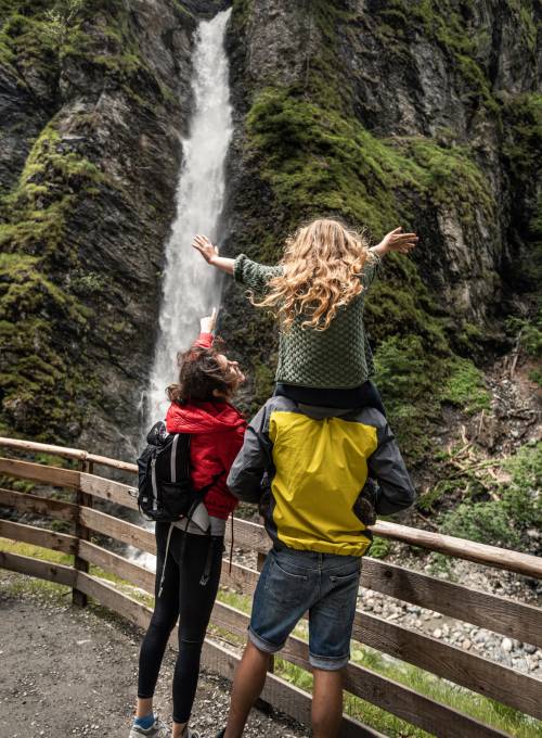 Eine Familie beim Canyoning in der Salzach im Salzburger Land.