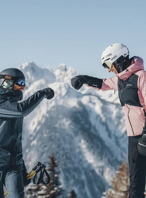 Ein Paar beim Tiefschneefahren abseits der Piste im Snow Space Salzburg