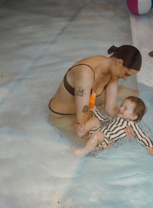 Ein Junge hat Spaß im beheizten Kinderpool während seiner Schwimmstunde im Alpina