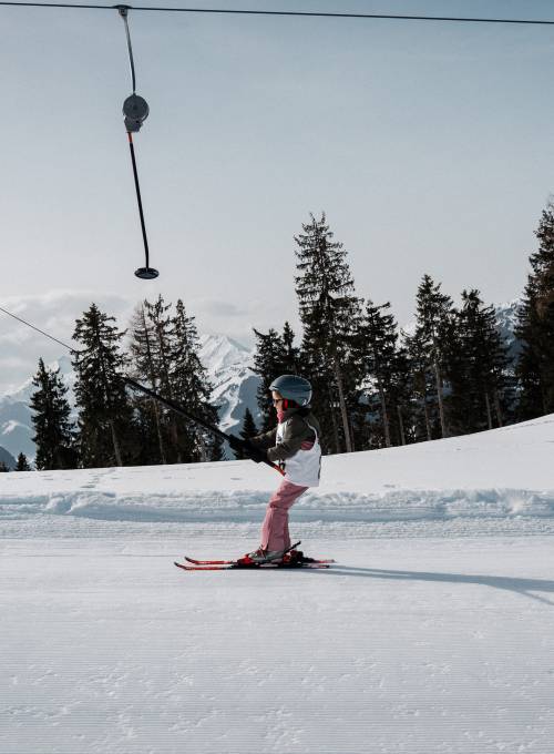 Eine Familie hat Spaß beim Skiurlaub im Skigebiet Snow Space Salzburg. 