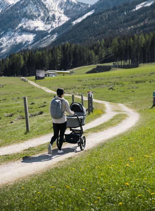 Die Zimmer im Alpina Alpendorf sind mit Babyausstattung ausgestattet für einen sorglosen Urlaub mit Baby. 