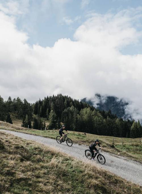 A couple explores the Salzburg mountain region on e-bikes.