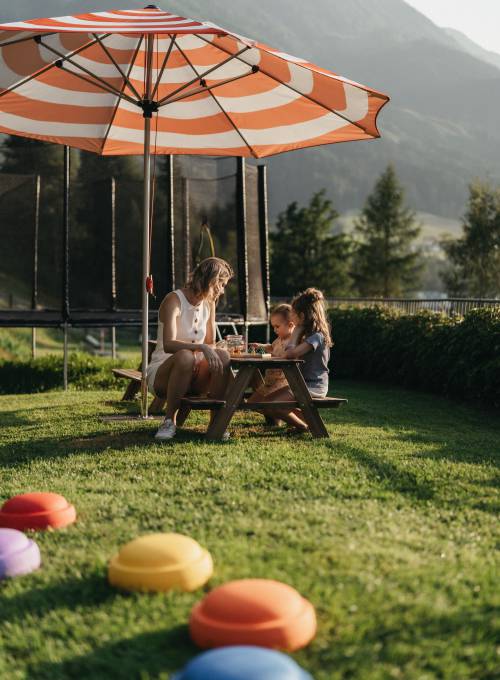 Zwei Kinder sitzen in einem Strandkorb und genießen den Familienurlaub im Salzburger Land. 