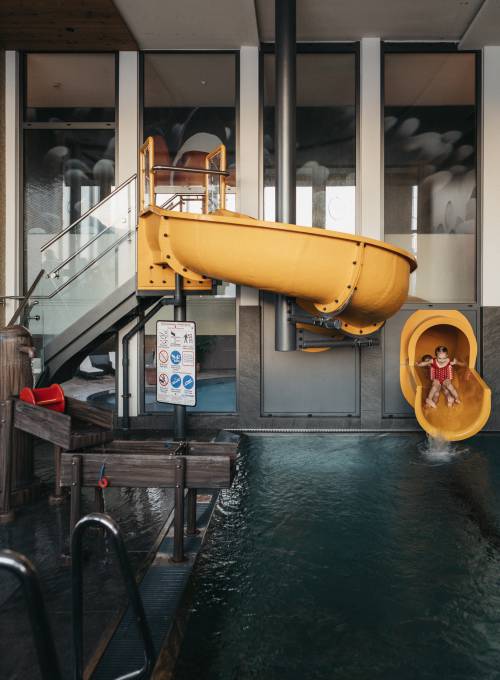Die Wasserrutsche im Alpina Alpendorf zum plantschen für die Kinder. 