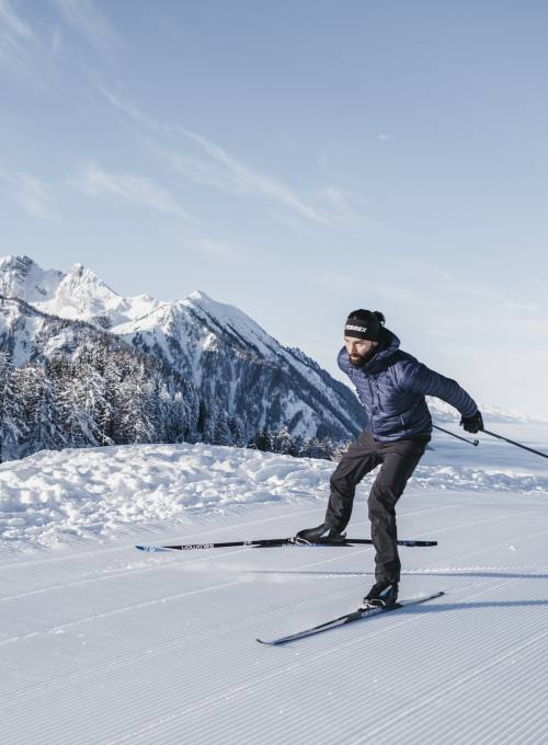 Ein älteres Paar genießt die Zeit beim Langlaufski in Salzburg. 