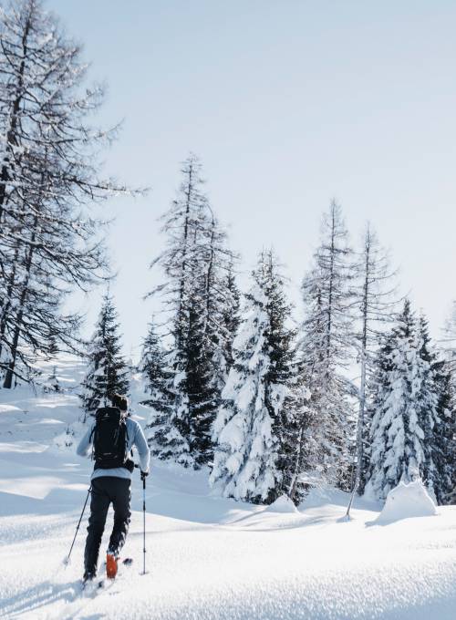 Ein Mann und eine Frau genießen die Zeit beim Langlaufski in Salzburg. 