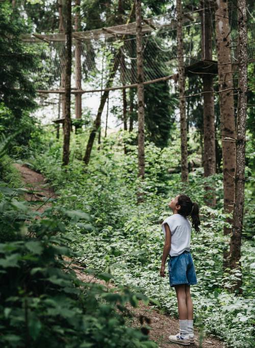Kleinkind beim Kastanien sammeln im Alpendorf in St. Johann 