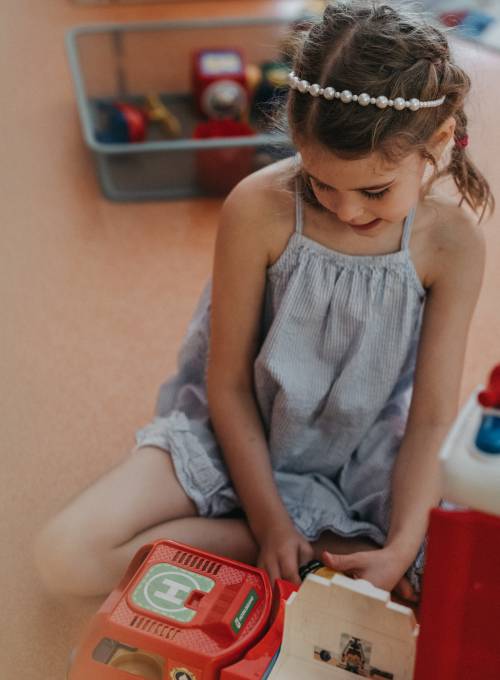 Ein Mädchen malt ein Bild in der Kinderbetreung im Alpina Alpendorf.
