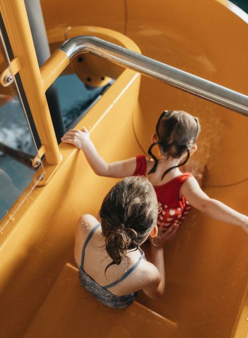 Ein Teenager genießt die erste Gesichtsbehandlung im Spa im Alpina 