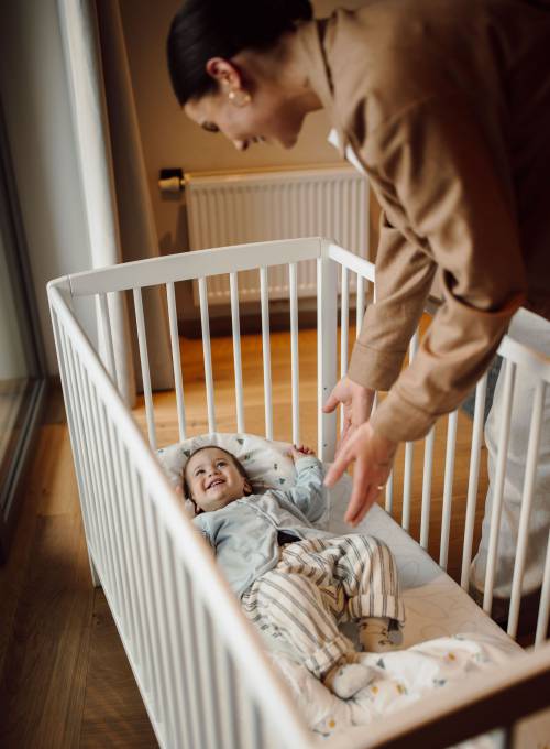 Die Zimmer im Alpina Alpendorf sind mit Babyausstattung ausgestattet für einen sorglosen Urlaub mit Baby. 