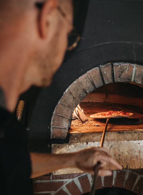 Regionale Speisen beim Abendessen im Alpina Alpendorf mit frischen Kräutern aus dem Kräutergarten. 