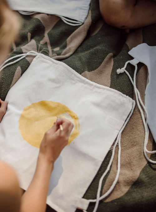 In unserem Hotel mit Kinderbetreuung in Österreich backt ein Kind Kekse.