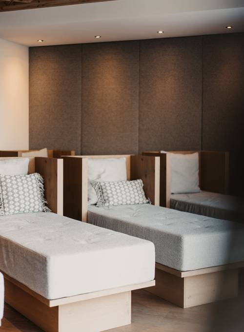 Der Innen- und Außenbereich im Alpina Spa Hotel in Salzburg. 