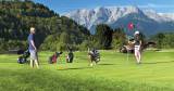 Ein Paar hat beim Golfspielen Spaß in unserem Golfhotel im Salzburger Land. 