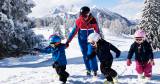 Kinder nehmen an einem Kinderskikurs des Hotels Alpina in St Johann teil.  