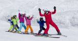 Kinder nehmen an einem Kinderskikurs des Hotels Alpina in St Johann teil.  