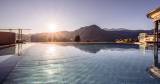 Der wunderschöne Ausblick des Infinity-Pools im Sporthotel Alpina. 