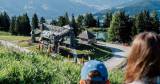 Eine Familie besucht den familiären Erlebnisberg Geisterberg in St. Johann in Alpendorf.