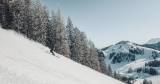 Ein Skifahrer genießt das große Skigebiet direkt beim Hotel Alpina