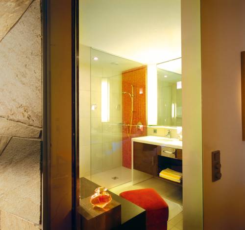 Unser Familienzimmer in Salzburg besitzt ein geräumiges Badezimmer mit einer großen Dusche. 