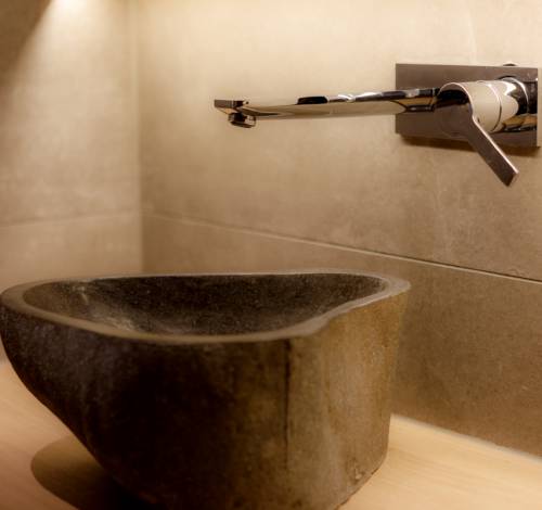 Das Waschbecken in unserem Familienzimmer in Salzburg ist aus hochwertigem Material hergestellt. 