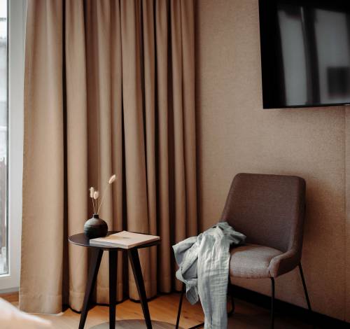 Das moderne Doppelzimmer in Salzburg lädt zum Verweilen ein. 