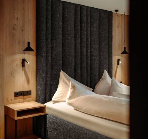 Hotelzimmer im modernen stil und kingsize Betten