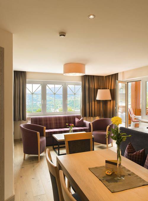 Das komfortable Familienzimmer in Salzburg ist mit Ausblick auf die atemberaubende Bergwelt zu buchen. 