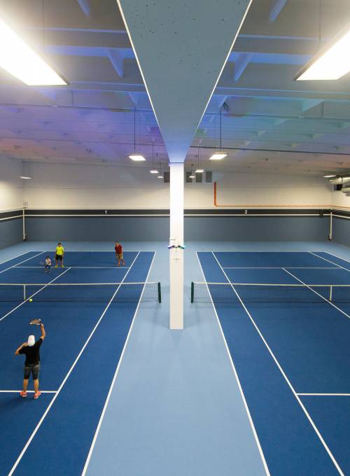 Im Tennisurlaub mit Ihren Kindern spielt eine Familie Tennis in unserer hauseigenen Tennishalle. 