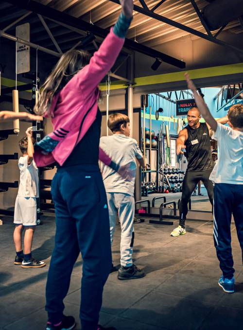 In unserem Hotel mit Kinderbetreuung in Österreich treiben ein paar Jungs mit einem professionellen Trainer Sport. 