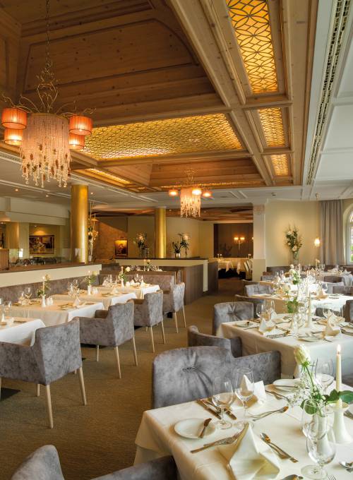 Im Hotel Alpina dinieren Sie in einem wunderschönen und rustikalen Speisesaal. 