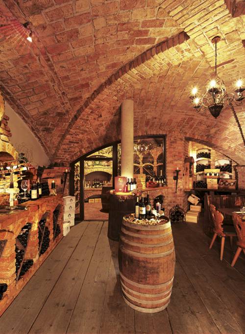 Der Weinkeller im Alpina Family, Spa & Sporthotel läd zu einer gemütlichen Weinverkostung in rustikaler Kulisse ein. 