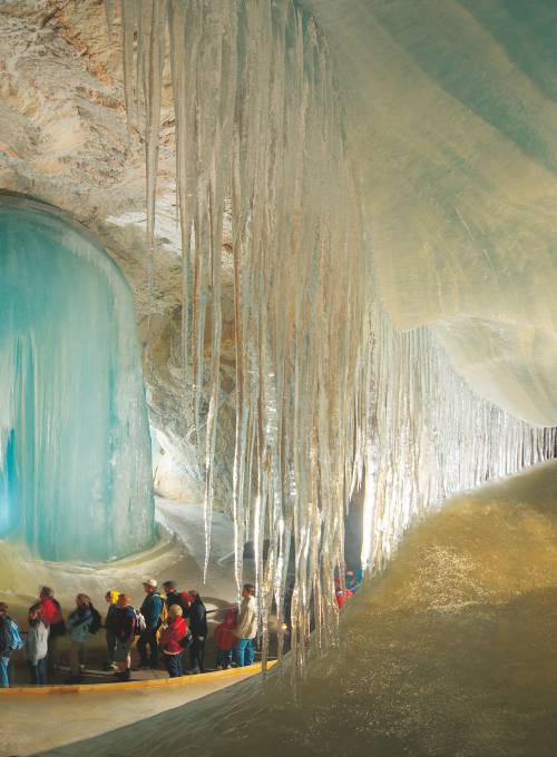 Besuchen Sie während Ihres Familienurlaubs im Salzburger Land die größte Eishöhle der Welt. 