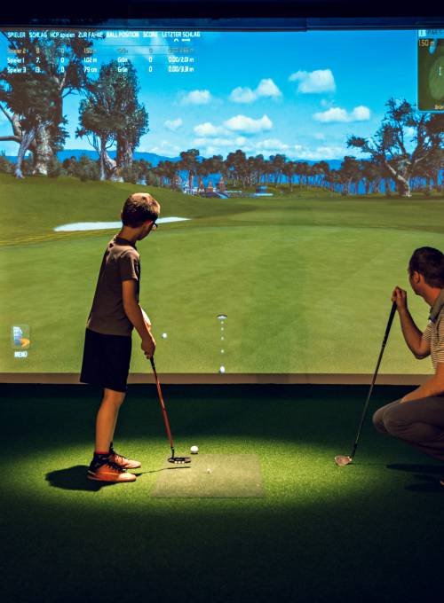 In ihrem Golfurlaub können die Kinder bereits beim Golf-Simulator das Golfen lernen. 