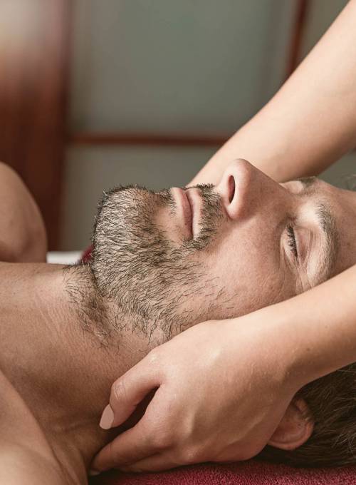 Eine Frau erhält eine Gesichtsbehandlung in unserem Spa-Hotel in Salzburg. 