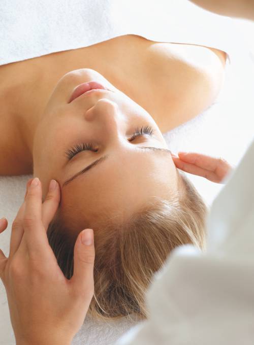 Eine Frau erhält eine Gesichtsbehandlung in unserem Spa-Hotel in Salzburg. 