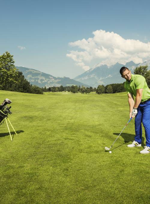 Ein Mann spielt Golf in seinem Golfurlaub im Salzburger Land. 