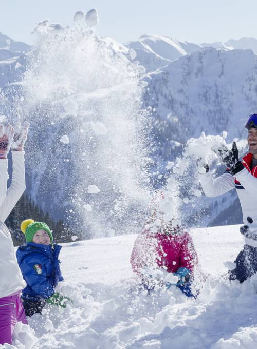Zwei Kinder bei einem betreuten Schwimmkurs im Alpina Family, Spa & Sporthotel.