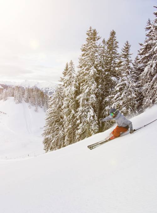 Eine Familie verbringt ihren Skiurlaub mit ihren Kindern in Österreich. 