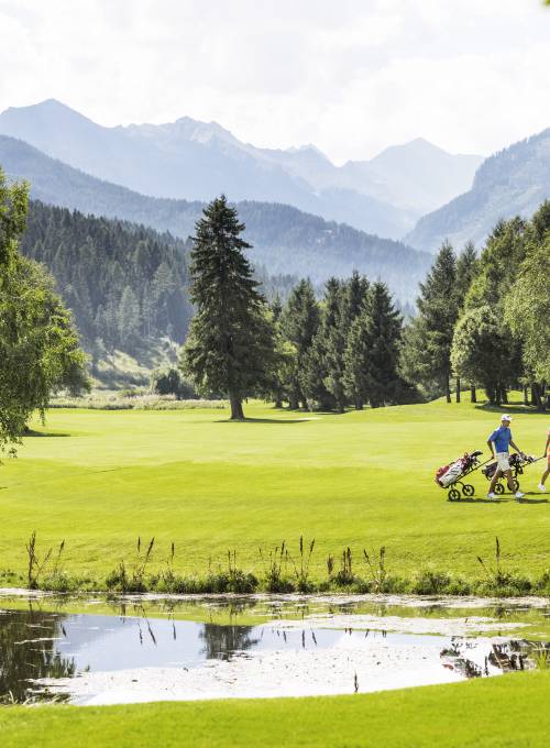 Beim Golfurlaub im Salzburger Land holt ein Mann kräftig aus. 