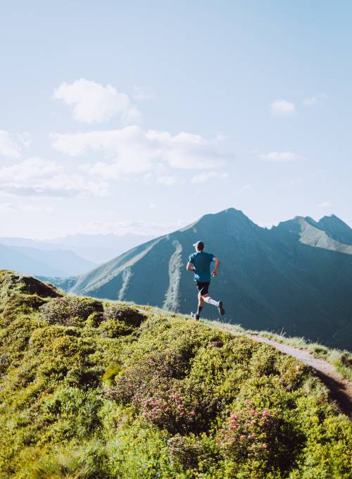 Eie Familie nutzt die geführten Wanderungen vom Hotel Alpina in St Johann bei schönem Sonnenschein. 