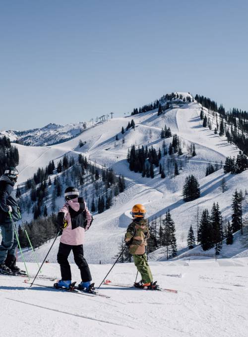 Eine Familie verbringt ihren Skiurlaub mit ihren Kindern in Österreich. 