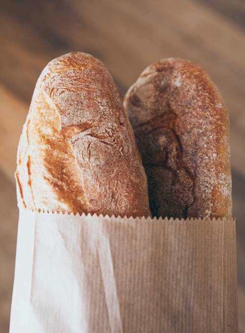 Frisches Brot beim Frühstück am Zimmer im Land Salzburg.