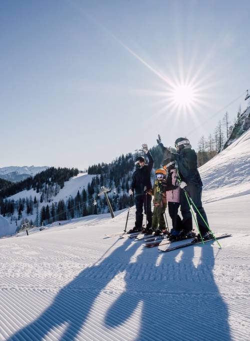 Family skiing in the skiarea ski amadé 