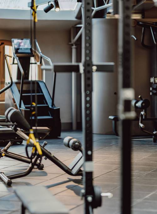 Das moderne Fitnessstudio im Alpina mit Personaltrainer. 