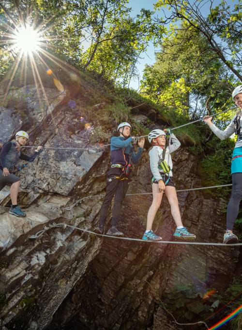 Eine Familie beim Klettersteig im Familienurlaub im St.Johann in Salzburg.